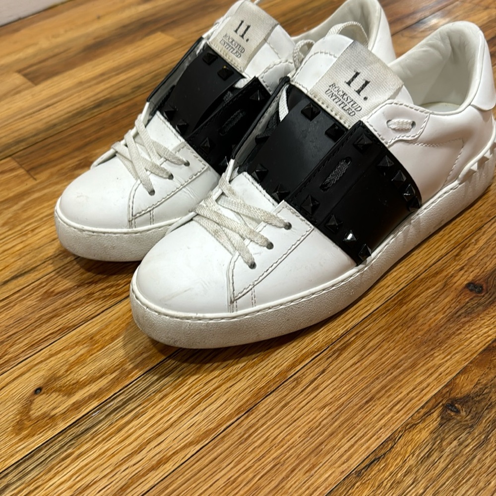 Valentino sneakers classic black and white rock stud 38 size 7.5 /8
